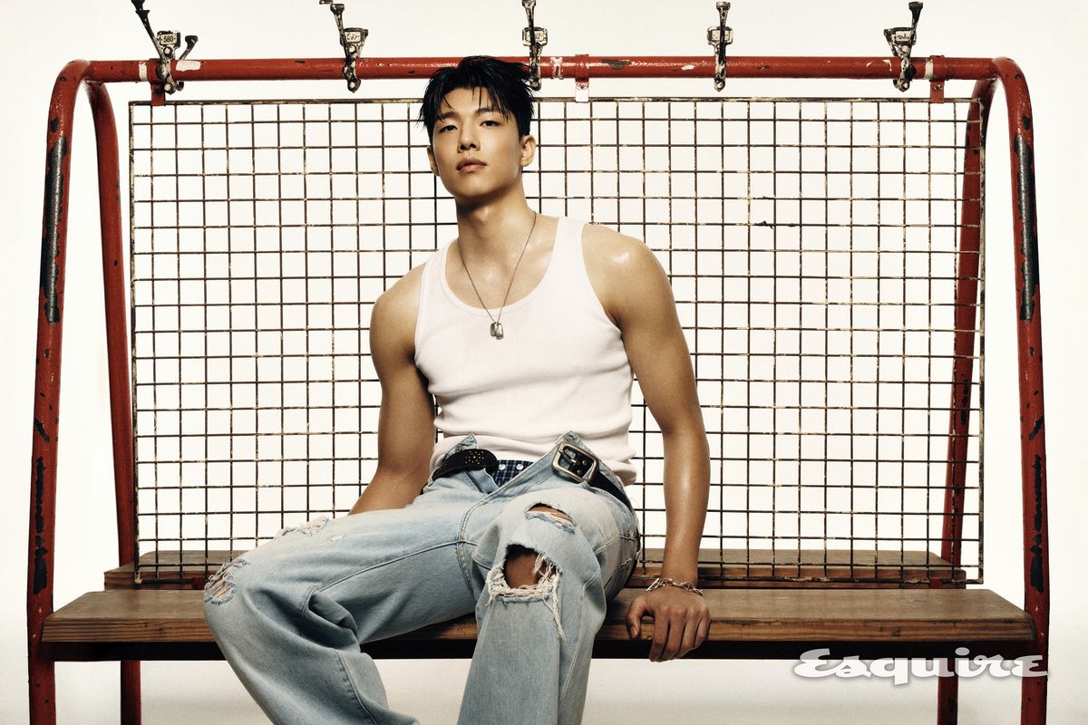 네크리스, 브레이슬릿 모두 불레또. 슬리브리스 톱, 데님 팬츠, 쇼츠, 벨트 모두 스타일리스트 소장품. 