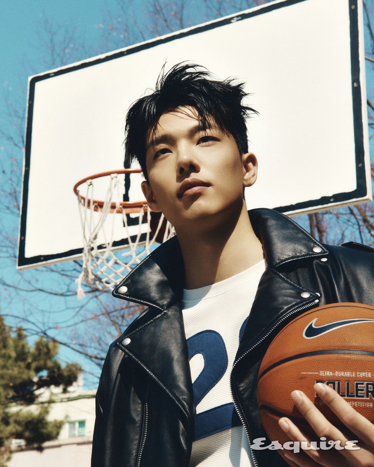 재킷 로에베. 티셔츠 자라.