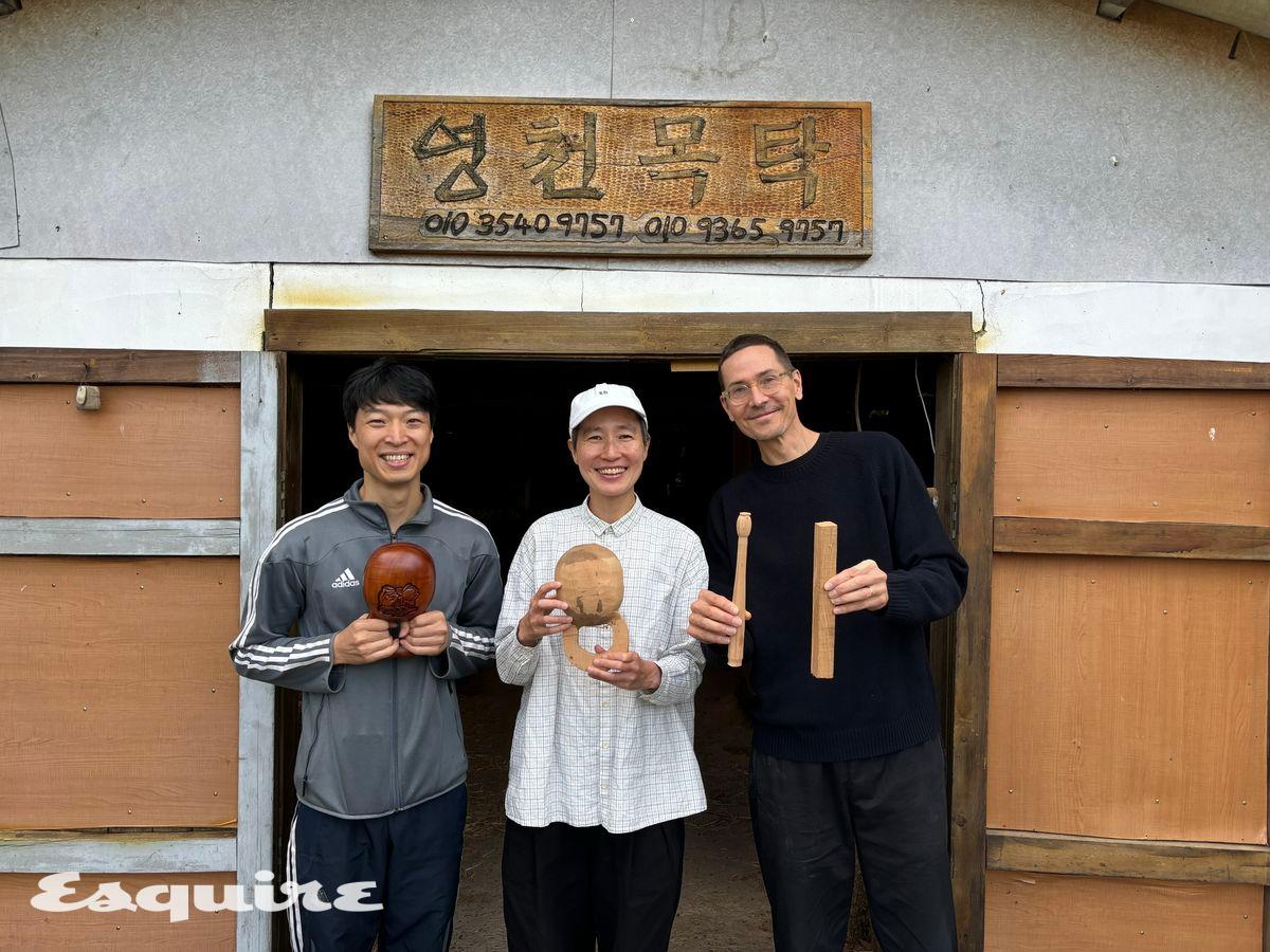 경상북도 영천의 목탁 장인과 함께 한 콤파니의 모습. 