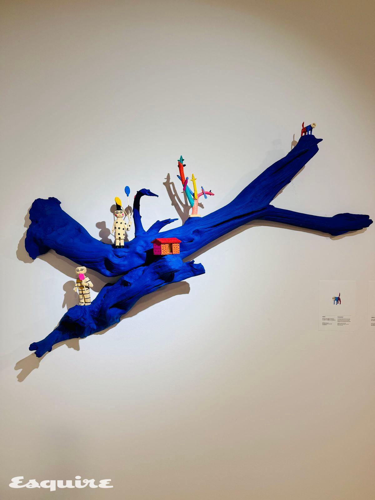 파란 나무 위에 올려진 멕시코 할아버지의 조각들. 