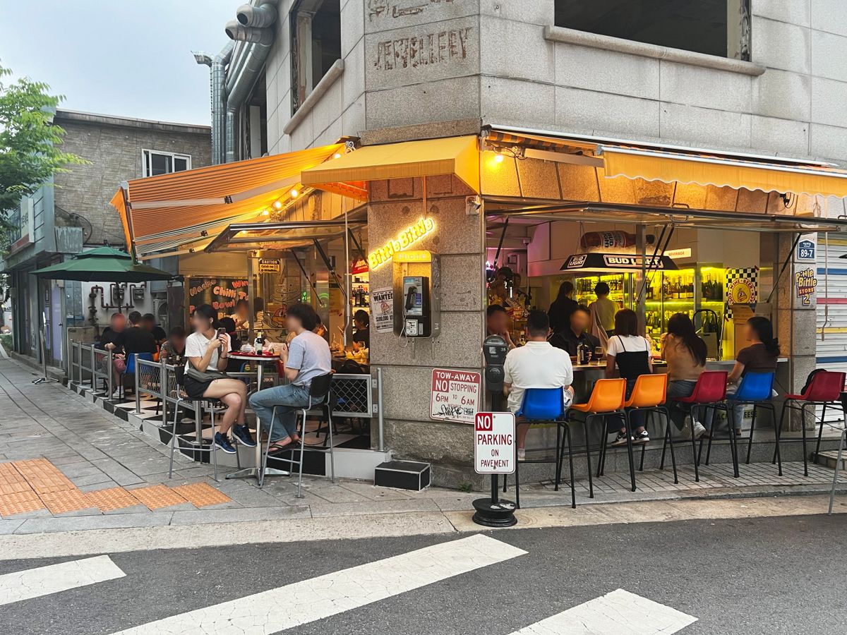 돌담길을 바라보며 타코를 즐길 수 있는 ’비틀비틀, 비틀스타코‘ / 이미지 출처: 가게 인스타그램, 네이버지도 업체 등록