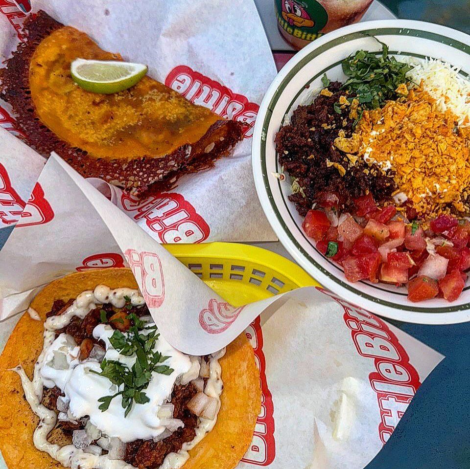 돌담길을 바라보며 타코를 즐길 수 있는 ’비틀비틀, 비틀스타코‘ / 이미지 출처: 가게 인스타그램, 네이버지도 업체 등록