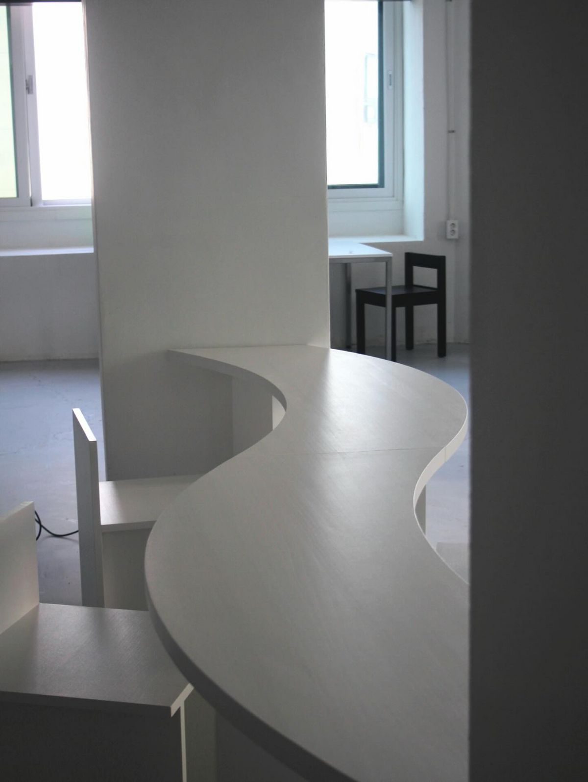 물결 모양의 테이블 등 가구와 기물이 oeo만의 독특한 분위기를 자아낸다. / 출처: oeo 인스타그램