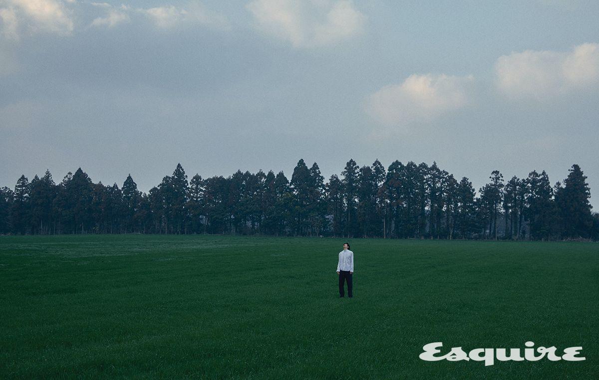 엠브로이더리 맨 셔츠, 디올 몽테뉴 맨 트랙 팬츠 모두 가격 미정 디올.