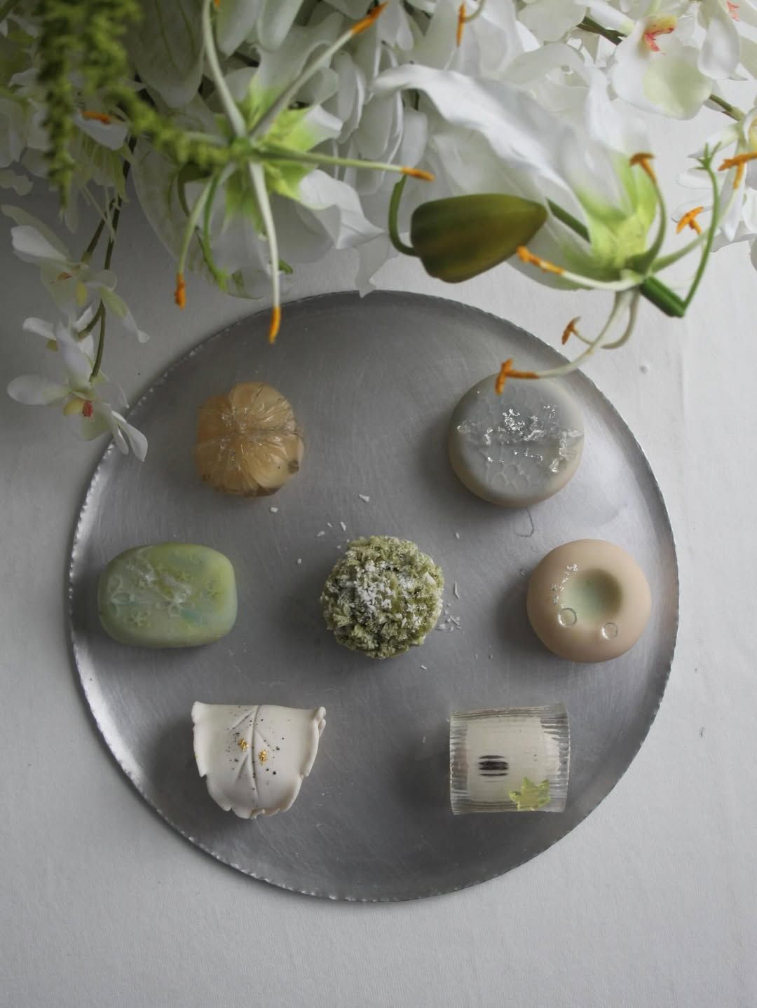 이제 막 돋아난 새순의 컬러, 서리가 녹아 계절에 스며드는 모습 등을 형상화했다. / 출처: oeo 인스타그램