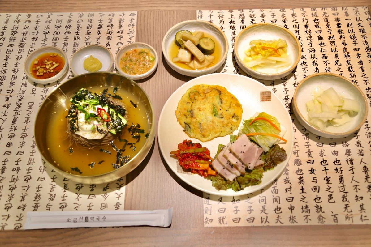 ‘소금산 정식’은 혼자서도 막국수, 편육, 녹두전을 즐길 수 있는 메뉴다. / 출처: 소금산막국수 네이버지도 업체 제공