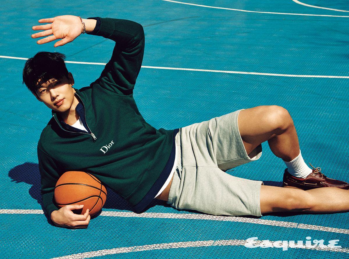 맨 스웨트셔츠 디올. 네이비 티셔츠, 쇼츠 모두 컬러컬러. 슈즈 팀버랜드. 브레이슬릿 톰 우드. 화이트 티셔츠, 삭스 모두 스타일리스트 소장품.