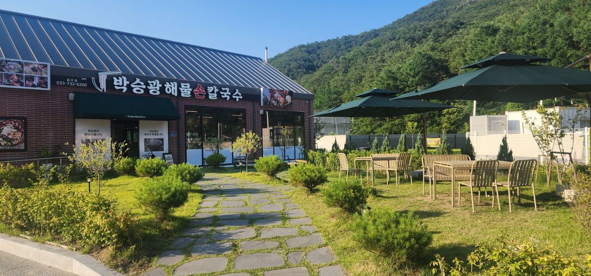 야외 테라스도 잘 조성돼 있어 날씨 좋은 날 방문하기 좋다. / 출처: 박승광해물칼국수 원주점 네이버지도 업체 제공