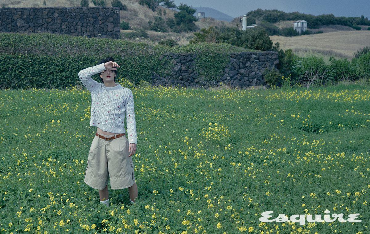 플라워 엠브로이더리 맨 크루넥 스웨터, 카고 버뮤다 맨 쇼츠, 맨 벨트 모두 가격 미정 디올. 삭스 에디터 소장품.