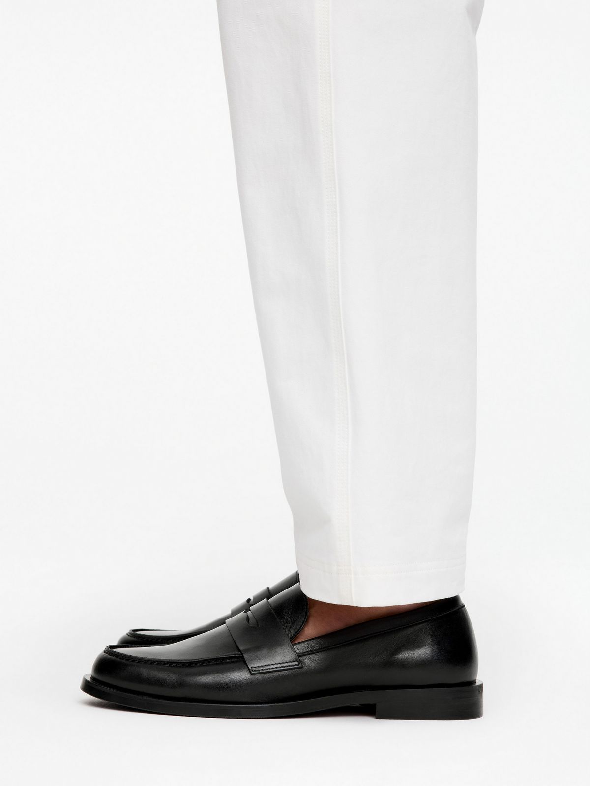 블랙 컬러로 다양한 스타일에 쉽게 매치할 수 있는 남자 로퍼. 가격은 32만 9000원. / 이미지 출처: 아르켓(ARKET)