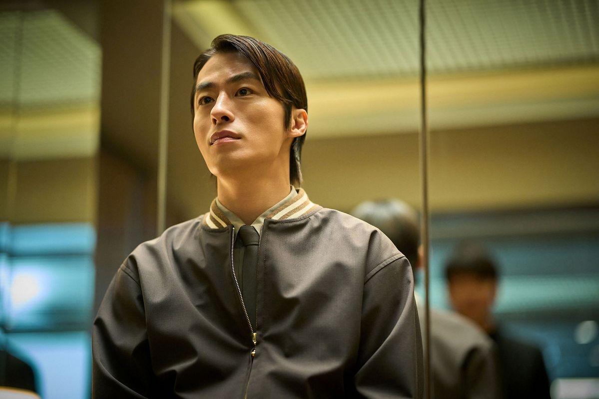 구교환이 연상호 감독 작품에 같은 성씨로 두번이나 등장해 전작과 연결되는 부분인지 궁금증을 불러일으킨다. / 출처: 네이버 영화 포토