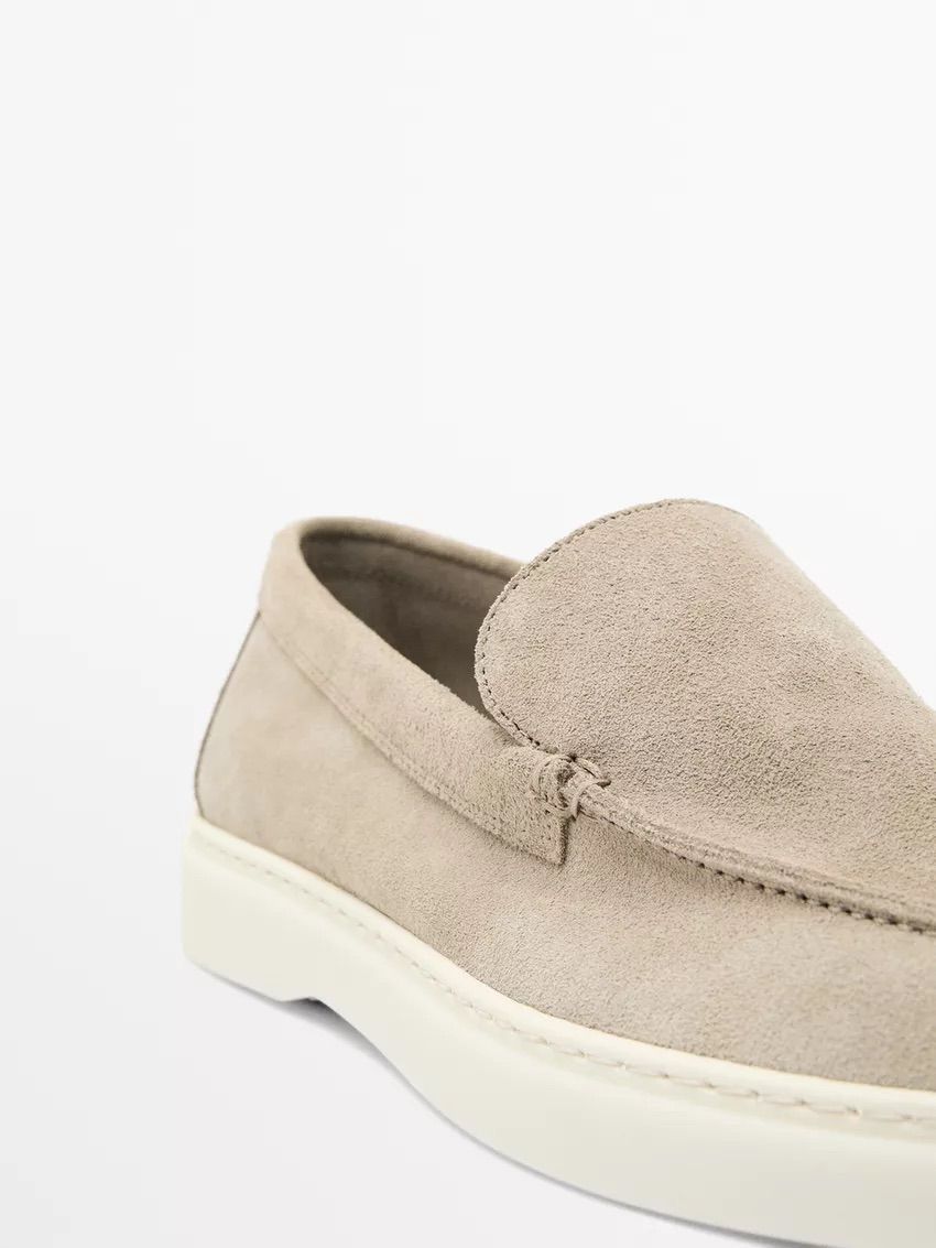 발등을 덮는 어퍼 부분에 섬세한 스티치 라인으로 디자인을 완성한 로퍼. / 이미지 출처: 마시모두띠