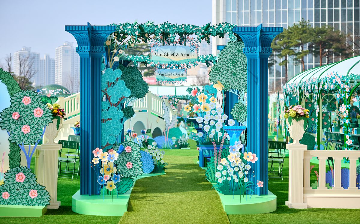 잠실 롯데월드타워 월드파크에 열린 반클리프 아펠 '스프링 이즈 블루밍'