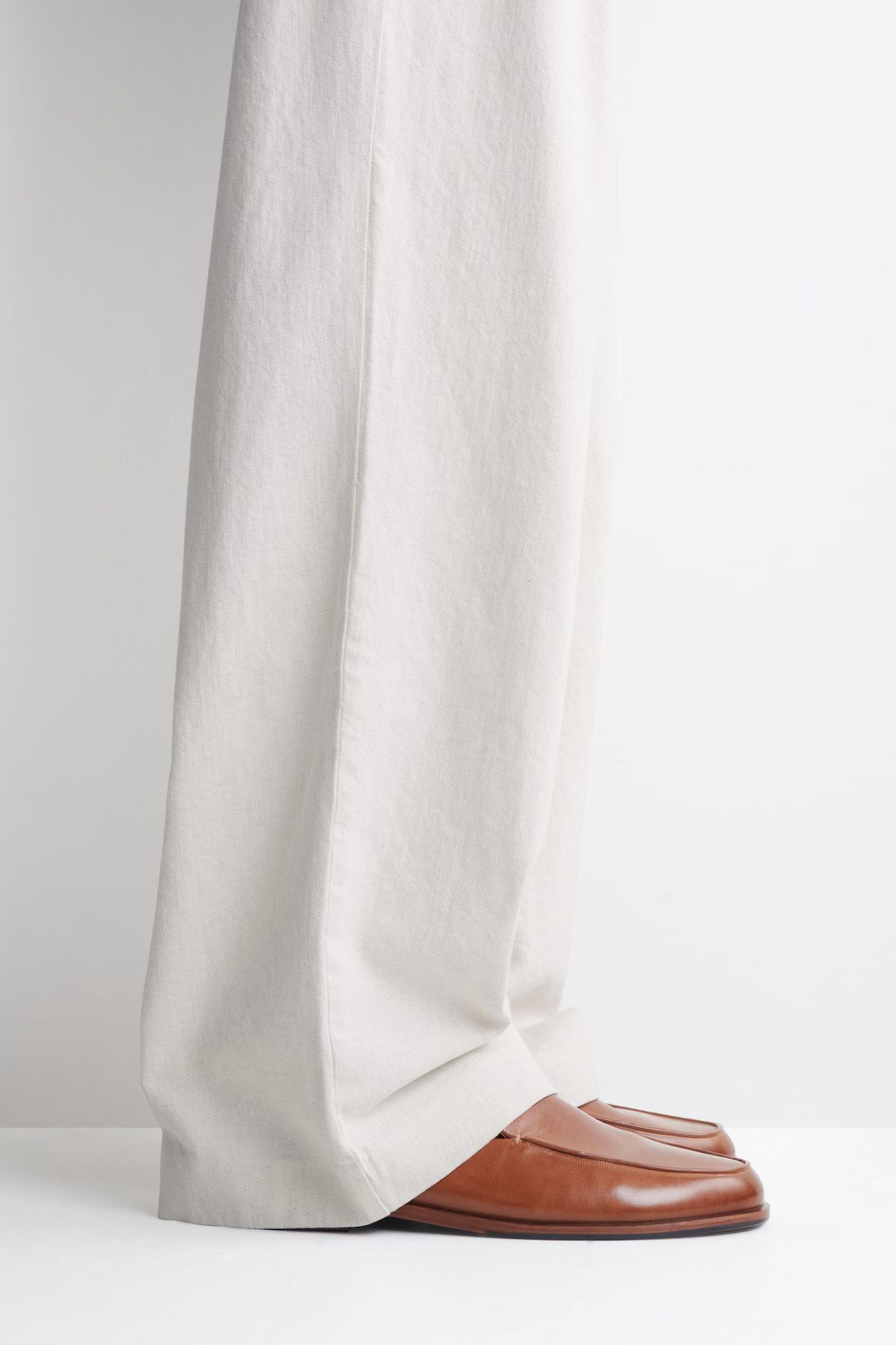 고급스러운 마호가니 색상의 부드러운 가죽으로 제작되었으며, 가죽 밑창으로 마감되었습니다. / 이미지 출처: 코스(COS)