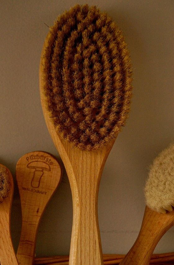 부드러운 촉감의 돈모로 만들어진 건식 브러쉬. 이미지 출처 : @studiojune 