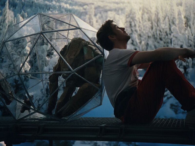 프로젝트 헤일메리, 요원들의 정신건강을 위한 스크린 존에서 록키에게 지구를 소개하는 그레이스 / 이미지 출처: 소니 픽처스