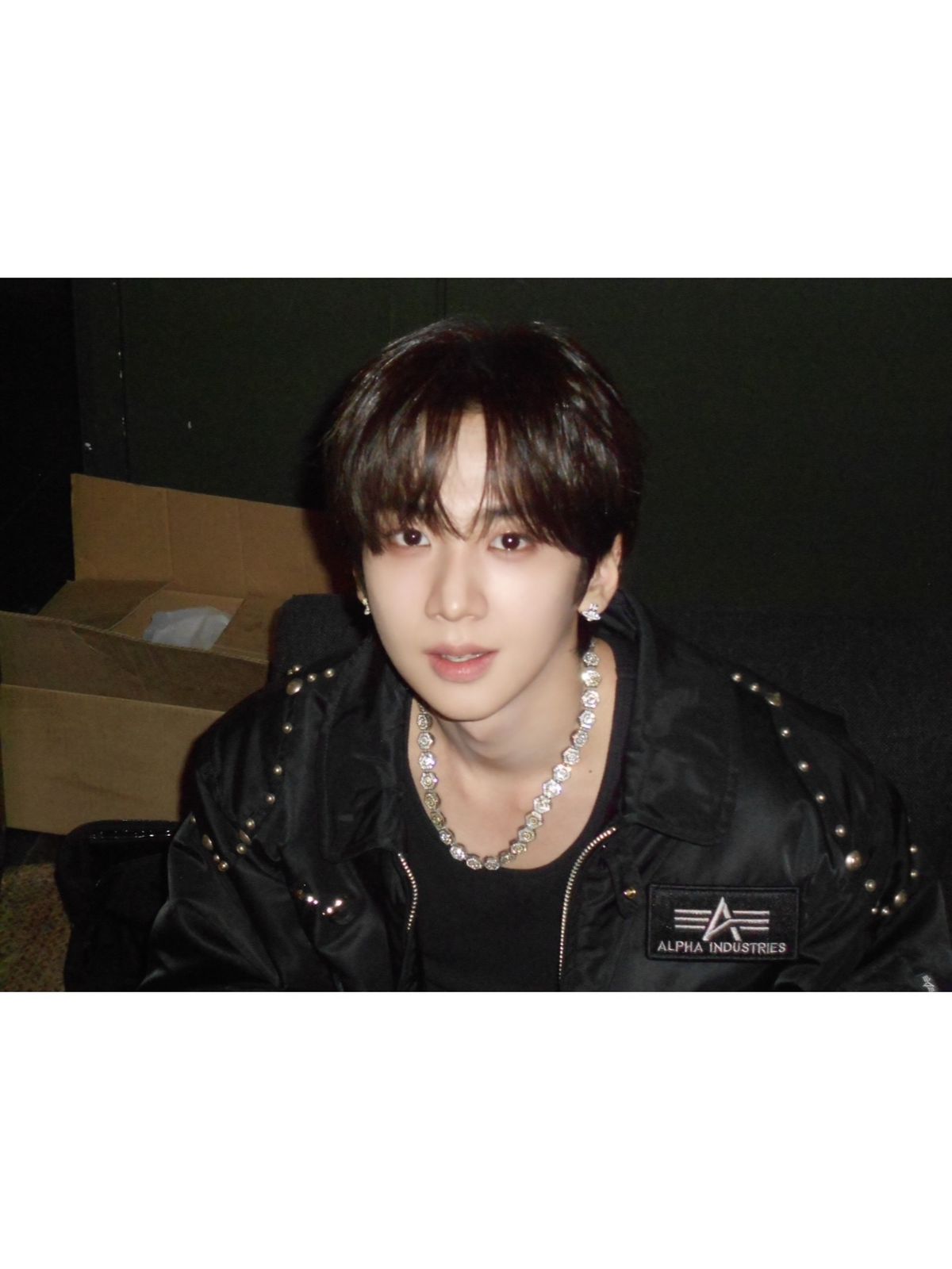 알파 인더스트리 스터드 봄버 재킷으로 올블랙 스트릿 룩을 완성한 82MAJOR 성모 / 이미지 출처: 그레이트엠 엔터테인먼트 제공