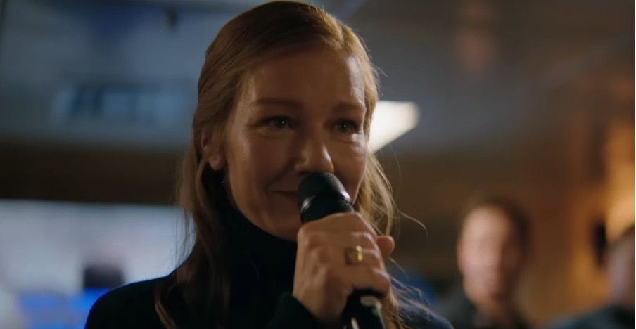 마이크를 잡은 에바 스트라트 / 이미지 출처: 소니 픽처스