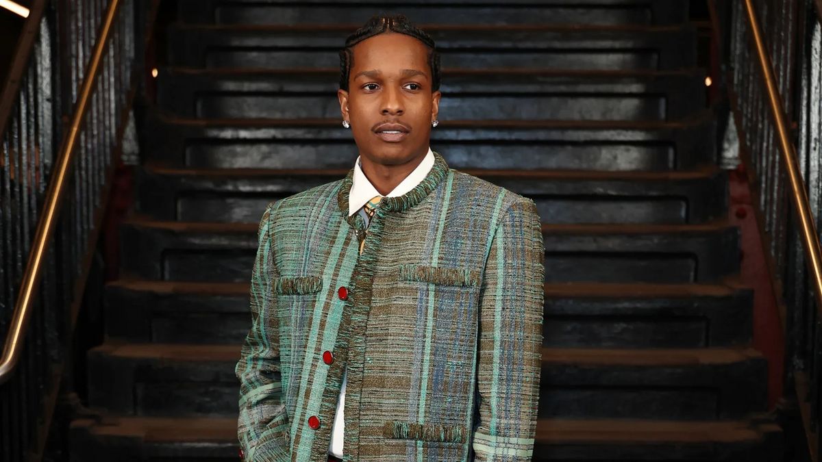 샤넬 (CHANEL) 맨즈웨어를 예상해볼 수 있는 에이셉 라키의 루즈한 트위드 자켓 패션은 큰 화제를 몰고왔다. / 이미지 출처: 인스타그램 @Cindy Ord