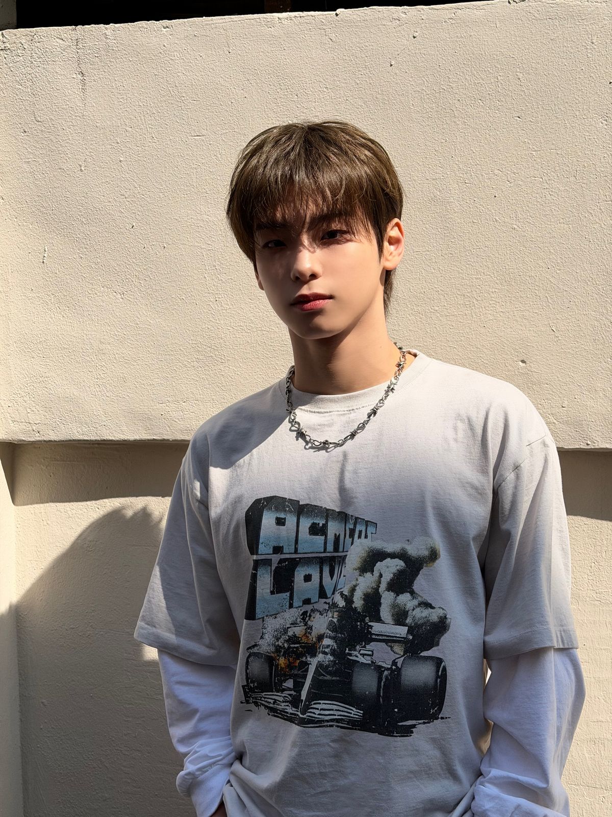 레이싱 그래픽 롱슬리브에 체인 목걸이로 포인트를 준 82MAJOR 도균 / 이미지 출처: 그레이트엠 엔터테인먼트 제공