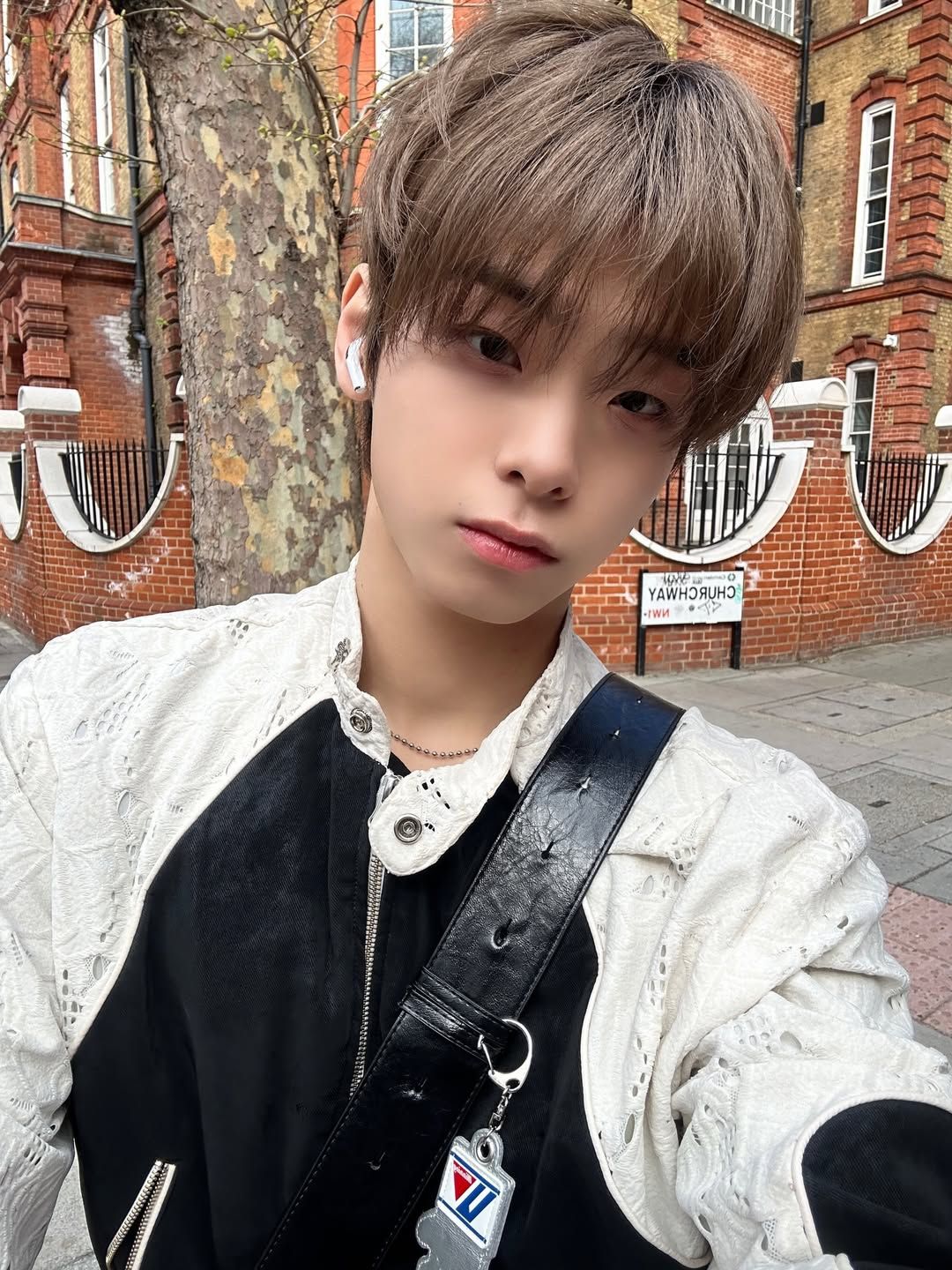 아일렛 레이스 셔츠 재킷으로 런던 스트릿 무드를 연출한 82MAJOR 도균 / 이미지 출처: 그레이트엠 엔터테인먼트 제공