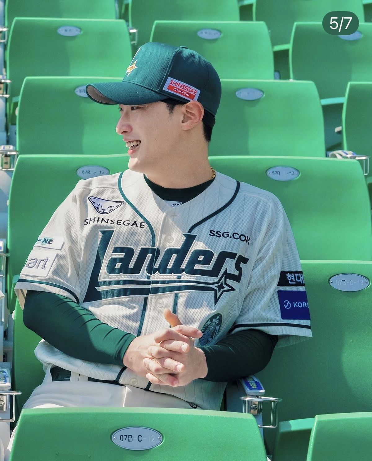 스타벅스 콜라보 유니폼 / 이미지 출처: SSG 랜더스 공식 인스타그램