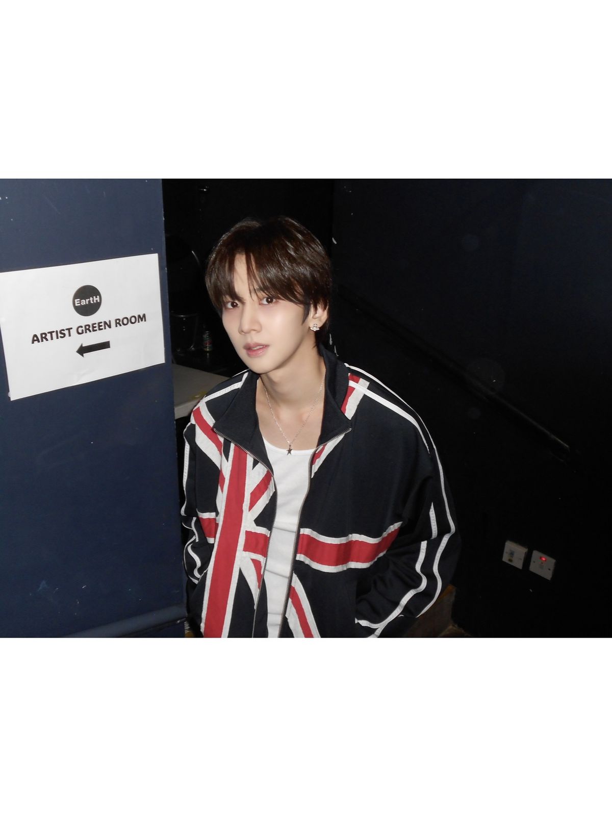 유니언잭 트랙 재킷으로 백스테이지 무드를 연출한 82MAJOR 성모 / 이미지 출처: 그레이트엠 엔터테인먼트 제공