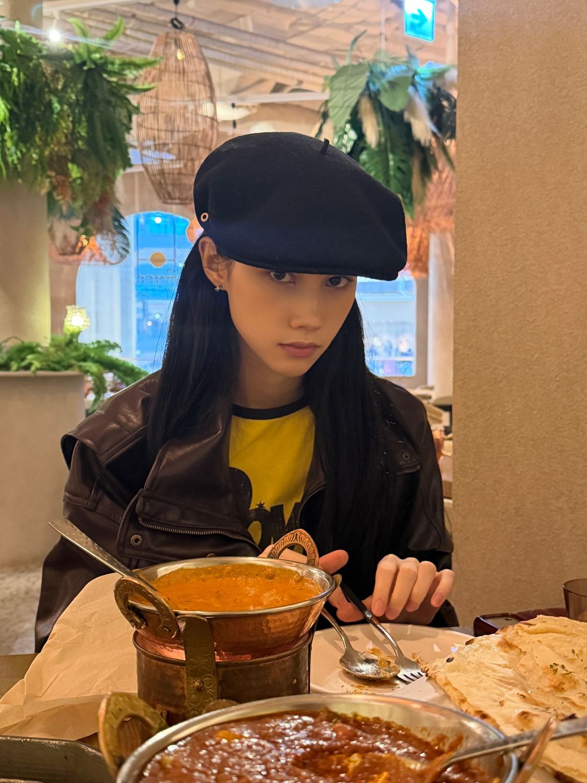 베레모와 레더 재킷으로 스트릿 무드를 완성한 케플러 휴닝바히에 / 이미지 출처: 클렙 엔터테인먼트 제공