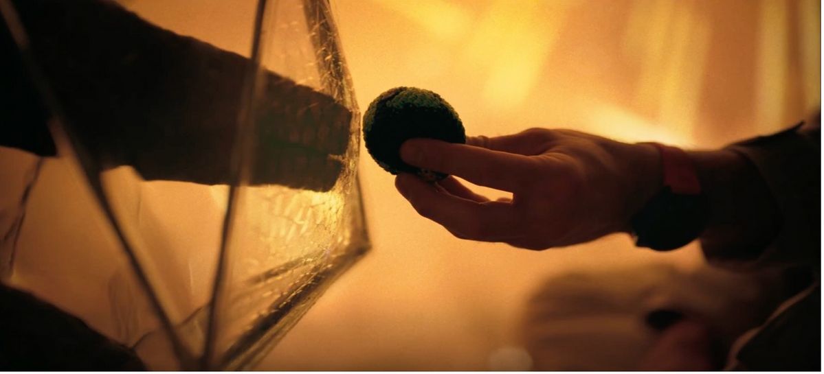 프로젝트 헤일메리, 록키에게 지구 인형을 전달하는 그레이스 / 이미지 출처: 소니 픽처스