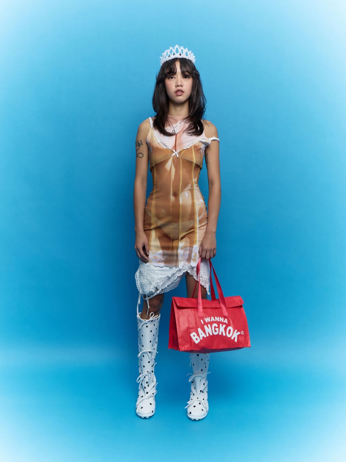 옷이 물에 젖어 신체 라인이 도드라지게 표현한 송크란 컬렉션. / 이미지 출처: IWANNABANGKOK 