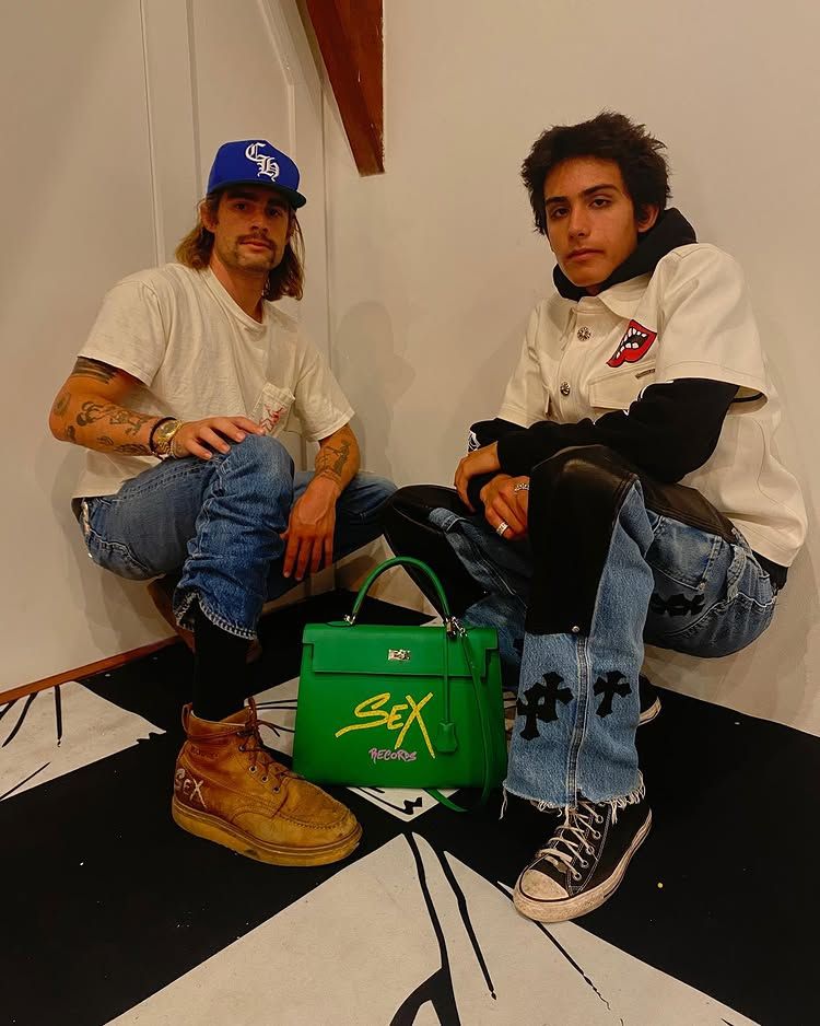 그의 인스타그램에서 컨버스가 아닌 슈즈는 찾아볼 수 없을 정도로 평소 다양한 옷차림과 함께 블랙 컨버스를 즐겨 신는다. / 이미지 출처: 인스타그램 @kristianjstark