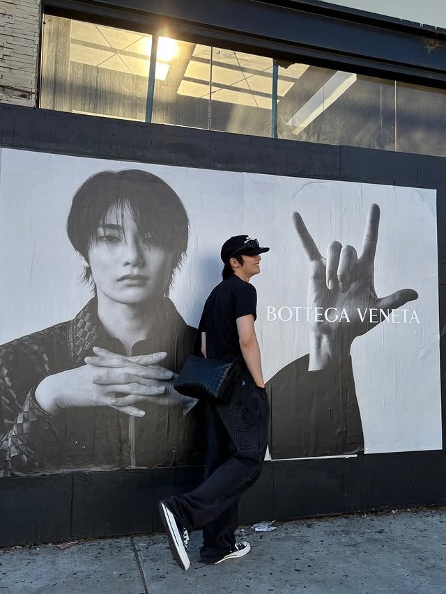 베이직한 블랙, 파치먼트 뿐만 아니라 레드와 핑크까지 다양한 컬러의 컨버스를 즐겨 신는 아이엔. / 이미지 출처: 인스타그램 @i.2.n.8