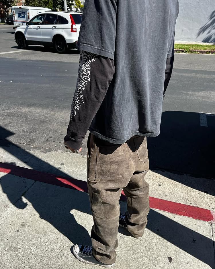 그의 인스타그램에서 컨버스가 아닌 슈즈는 찾아볼 수 없을 정도로 평소 다양한 옷차림과 함께 블랙 컨버스를 즐겨 신는다. / 이미지 출처: 인스타그램 @kristianjstark