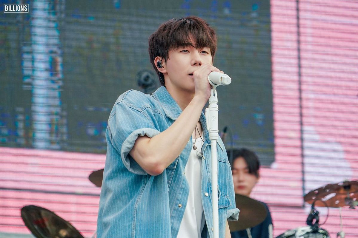 4월 25일 어썸뮤직페스티벌에서 공연하는 김성규 / 이미지 출처: 인스타그램 @sungkyu.official