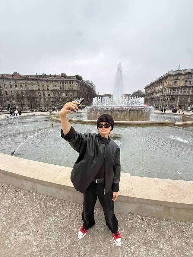 베이직한 블랙, 파치먼트 뿐만 아니라 레드와 핑크까지 다양한 컬러의 컨버스를 즐겨 신는 아이엔. / 이미지 출처: 인스타그램 @i.2.n.8