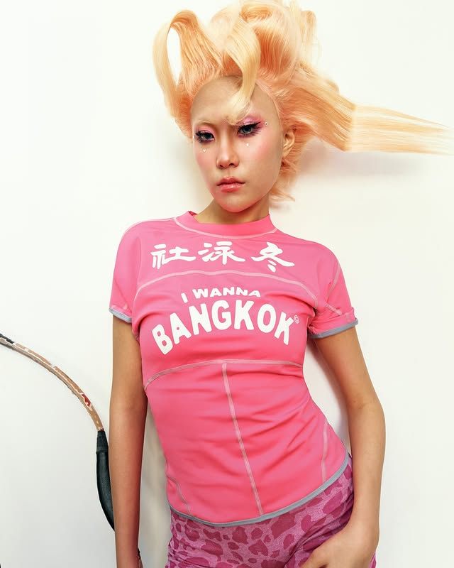 하이퍼리얼리즘 애니메이션 프린팅을 입힌 디자인이 주를 이룬다. 리사의 무대 의상 제작에도 참여했다. / 이미지 출처: IWANNABANGKOK 