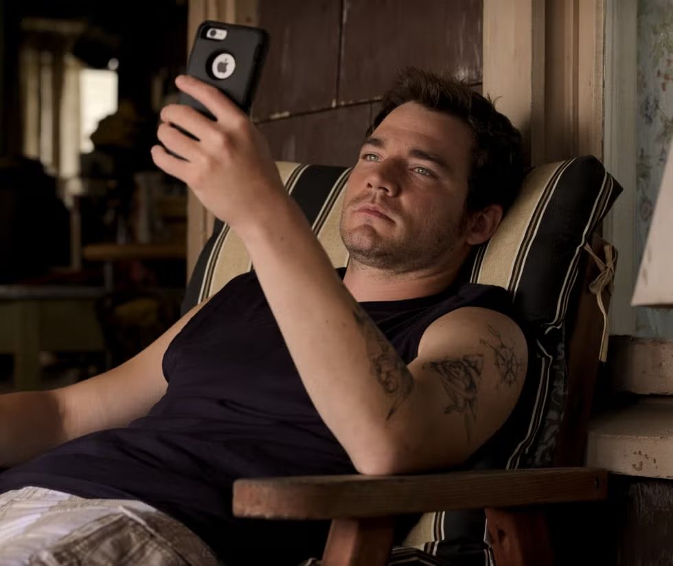 아카데미 작품상을 받은 CODA의 한 장면. 애플이 영화에 본격적으로 진출한 첫 사례 중 하나. 한 인물이 아이폰을 들고 시간을 보내고 있다 / 이미지 출처: CODA