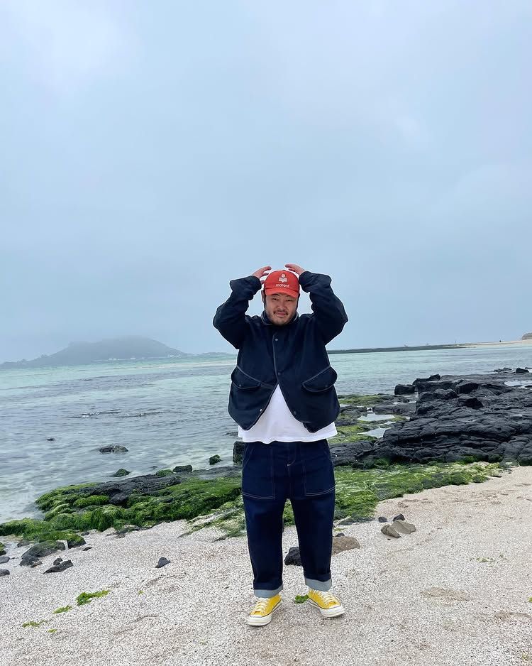 롤업을 스타일링 팁으로 꼽은 김기방. 컨버스도 어퍼까지 드러내 포인트로 확실하게 활용한다. / 이미지 출처: 인스타그램 @kimkibangbang @kivanchyofficial