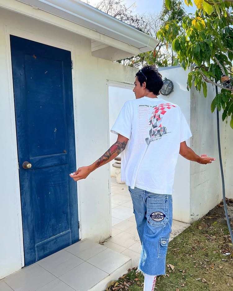 그의 인스타그램에서 컨버스가 아닌 슈즈는 찾아볼 수 없을 정도로 평소 다양한 옷차림과 함께 블랙 컨버스를 즐겨 신는다. / 이미지 출처: 인스타그램 @kristianjstark