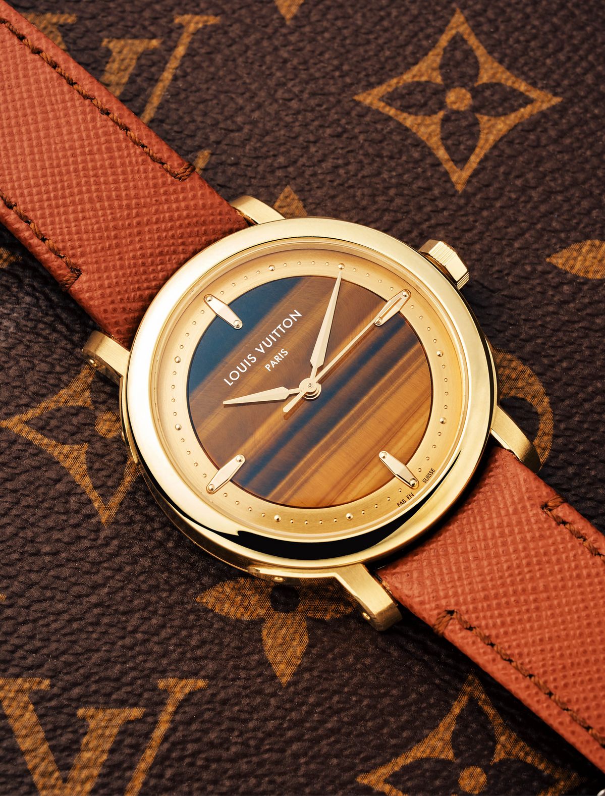 루이 비통 에스칼(Louis Vuitton Escale), 오토매틱, 40mm, 옐로 골드와 타이거즈 아이.