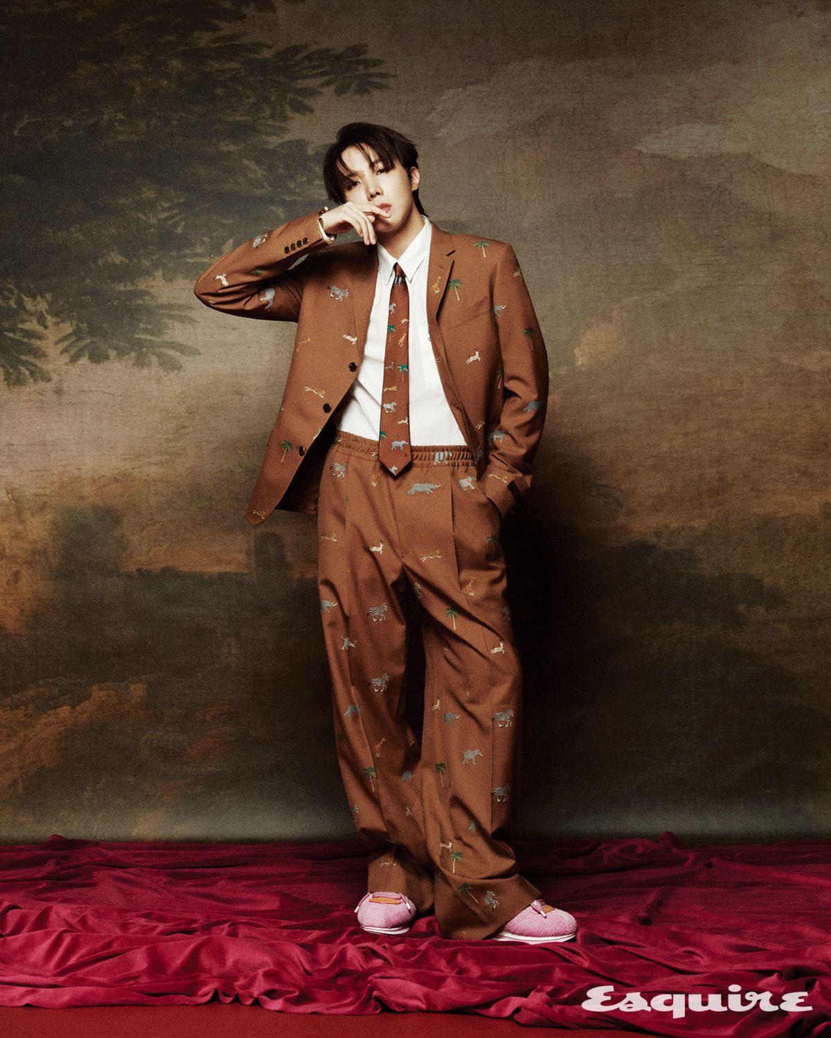 LV x 다즐링 리미티드 싱글 브레스티드 재킷, 클래식 셔츠, LV x 다즐링 리미티드 필 쿠페 드로스트링 팬츠, 퍼렐 윌리엄스 x 제이홉 LV 버터소프트 스니커즈, LV x 다즐링 리미티드 타이, LV 세일러 미디엄 체인 브레이슬릿 모두 루이 비통.