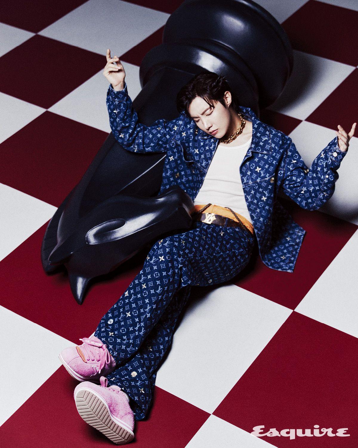 모노그램 엠브로이더드 데님 오버셔츠, 시그너처 스윔 쇼츠, 모노그램 엠브로이더드 데님 스케이트 팬츠, 퍼렐 윌리엄스 x 제이홉 LV 버터소프트 스니커즈, 모노그램 플라워 데님 40mm 리버서블 벨트, LV 플라워 링크 체인 벨트 모두 루이 비통.