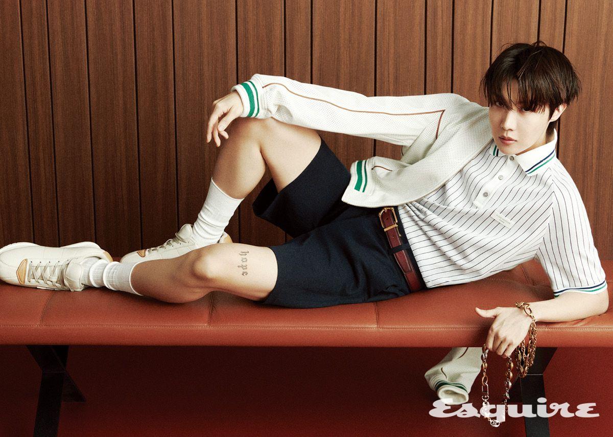 레더 트랙톱, 스트라이프 텍스처 폴로 셔츠, 서머리 테일러드 쇼츠, LV 버터소프트 스니커즈, 프로그 파티네이티드 30mm 리버서블 벨트, LV 세일러 체인 벨트, LV 플라워 링크 체인 벨트 모두 루이 비통.