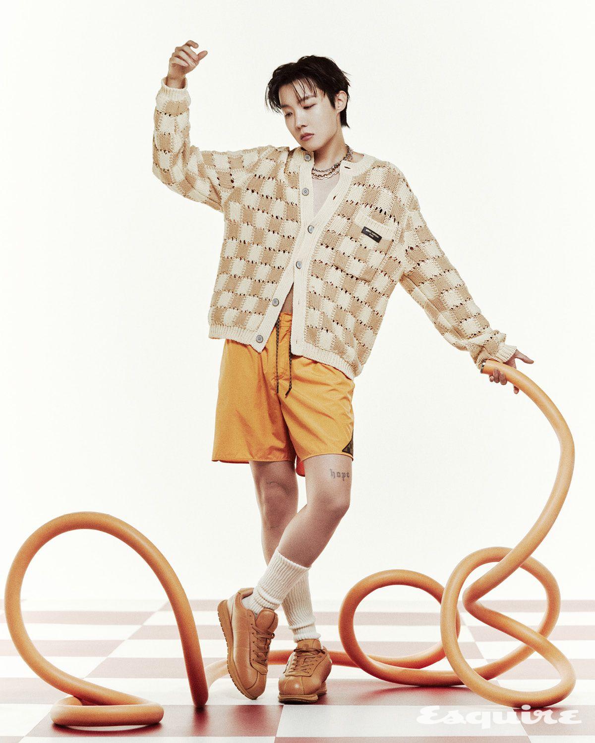 서머리 다미에 카디건, 시그너처 스윔 쇼츠, LV 버터소프트 스니커즈, 체인 네크리스, 모노그램 체인 네크리스, LV 세일러 미디엄 체인 네크리스 모두 루이 비통.