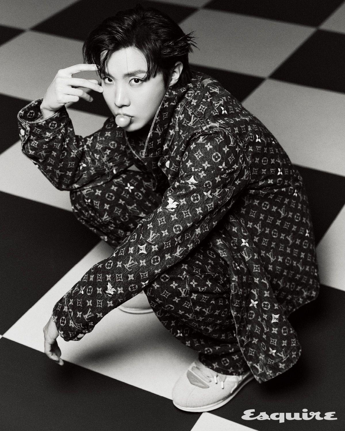 모노그램 엠브로이더드 데님 오버셔츠, 모노그램 엠브로이더드 데님 스케이트 팬츠, 퍼렐 윌리엄스 x 제이홉 LV 버터소프트 스니커즈, LV 세일러 브레이슬릿 모두 루이 비통.