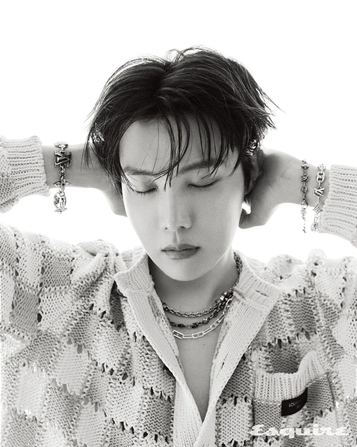 서머리 다미에 카디건, 체인 네크리스, 모노그램 체인 네크리스, LV 세일러 미디엄 체인 네크리스, LV 세일러 미디엄 체인 브레이슬릿, LV 세일러 체인 브레이슬릿, 체인 브레이슬릿 모두 루이 비통.