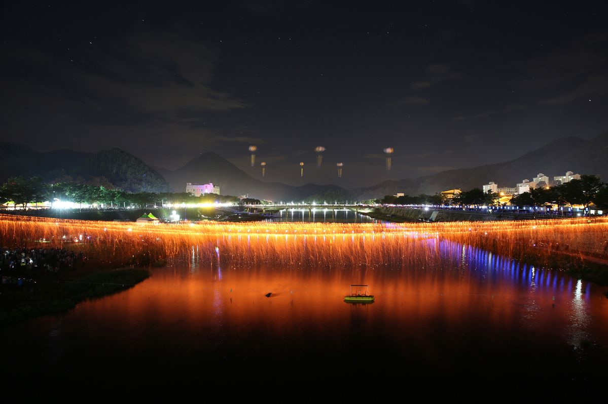 낙화봉이 타오르며 안에 있는 소금이 불꽃에 튀며 톡톡 터지는 소리가 난다. / 출처: 국가유산포털