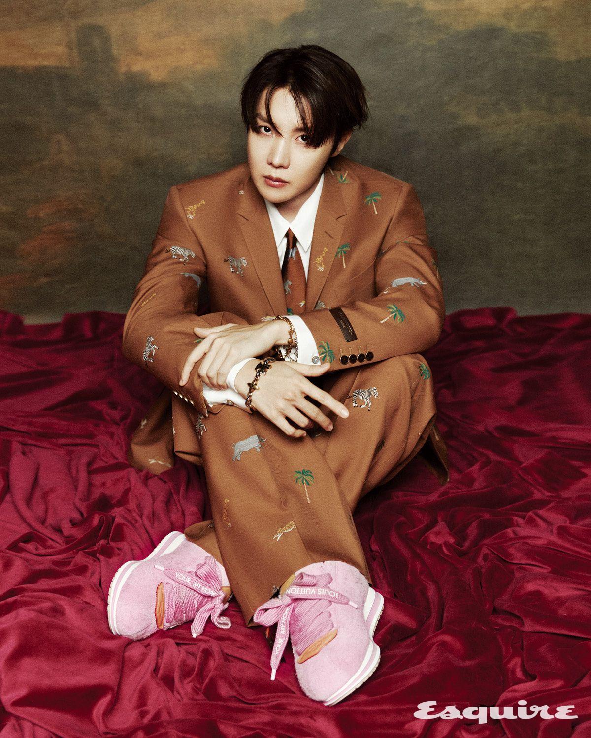 LV x 다즐링 리미티드 싱글브레스티드 재킷, 클래식 셔츠, LV x 다즐링 리미티드 필 쿠페 드로스트링 팬츠, 퍼렐 윌리엄스 x 제이홉 LV 버터소프트 스니커즈, LV x 다즐링 리미티드 타이, LV 세일러 미디엄 체인 브레이슬릿, LV 세일러 미디엄 체인 브레이슬릿 모두 루이 비통.