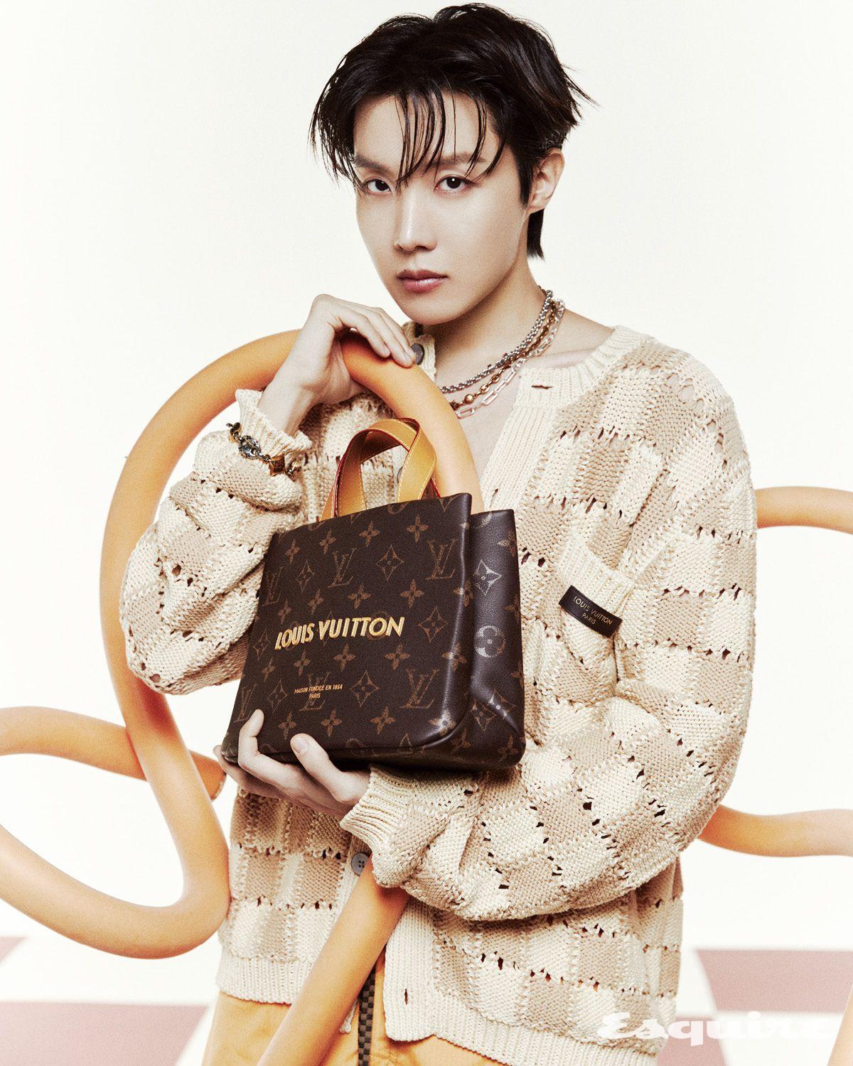 서머리 다미에 카디건, 시그너처 스윔 쇼츠, 미니 쇼퍼 토트, 체인 네크리스, 모노그램 체인 네크리스, LV 세일러 미디엄 체인 네크리스, LV 세일러 브레이슬릿 모두 루이 비통.