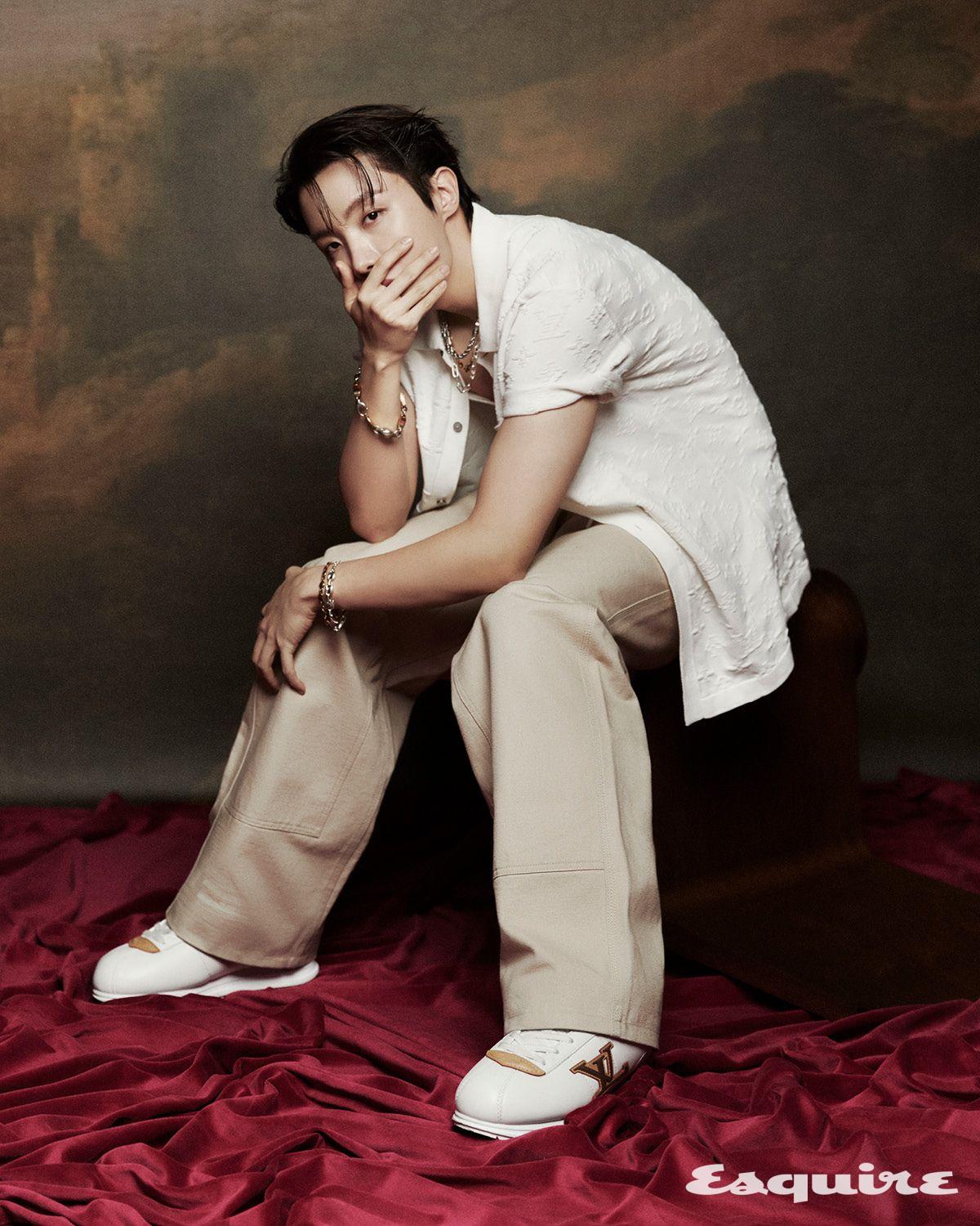 모노그램 엠보스드 셔츠, 카고 팬츠, LV 버터소프트 스니커즈, 체인 네크리스, 모노그램 체인 네크리스, LV 세일러 미디엄 체인 네크리스, LV 세일러 미디엄 체인 브레이슬릿, LV 세일러 체인 브레이슬릿, 체인 브레이슬릿 모두 루이 비통.